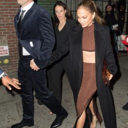 Ben Affleck la costum negru în timp ce o ține de mână pe Jennifer Lopez la premiera filmului The LAst Duel din New York