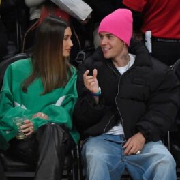 Hailey și Justin Bieber au fost surprinși în ipostaze tandre la un meci de baschet