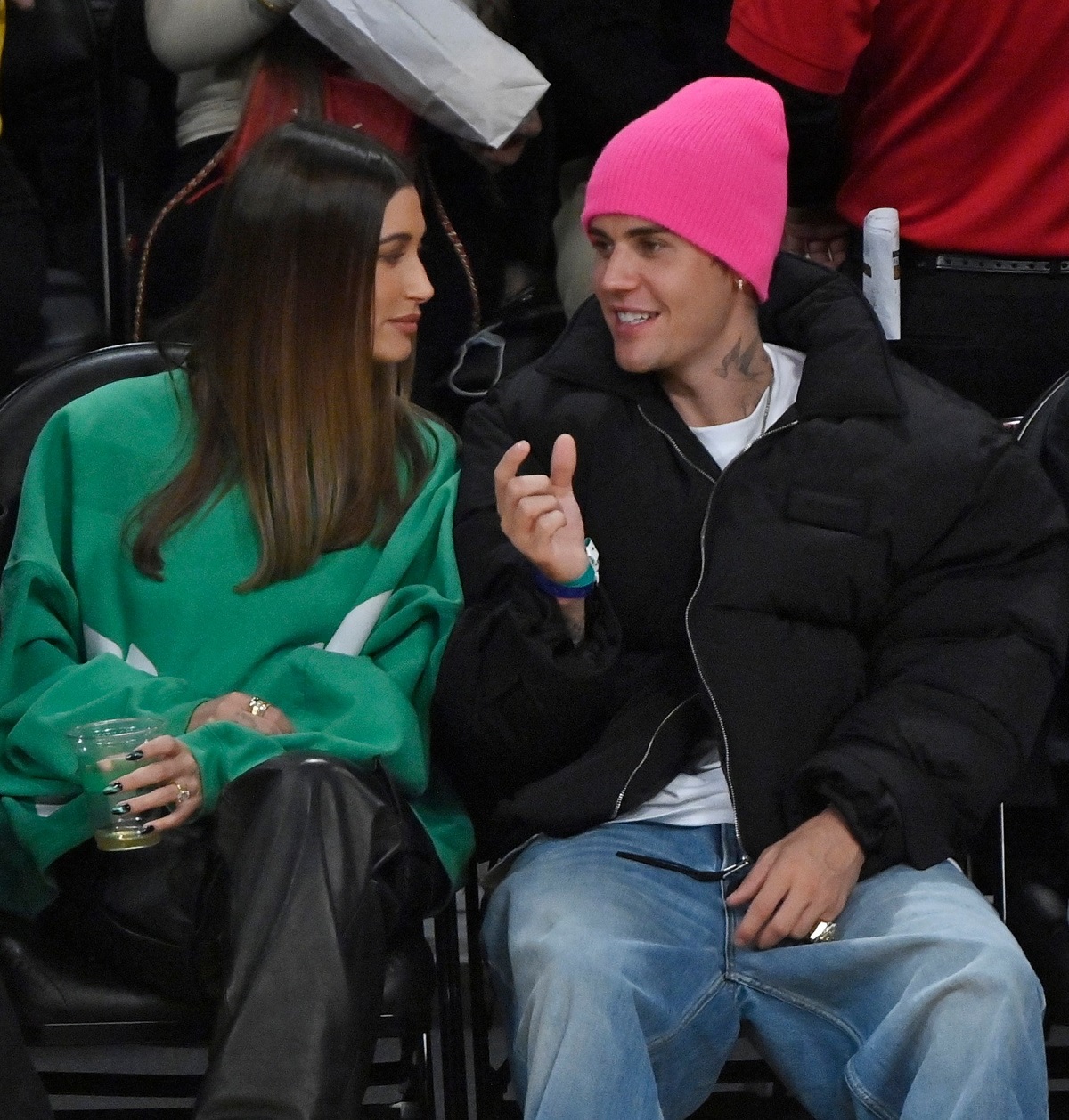 Hailey și Justin Bieber au fost surprinși în ipostaze tandre la un meci de baschet
