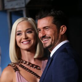 Katy Perry și Orlando Bloom în timp ce pozează pe covorul roșu în 2019