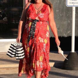 Keely Shaye Smith într-o rochie roșie cu imprimeu floral în Malibu