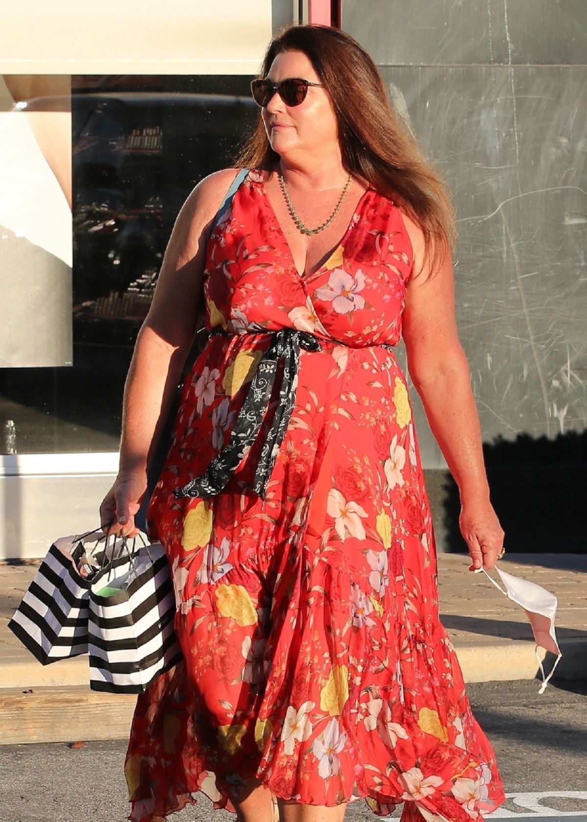 Keely Shaye Smith purtând o rochie roșie cu imprimeu Floral în Malibu