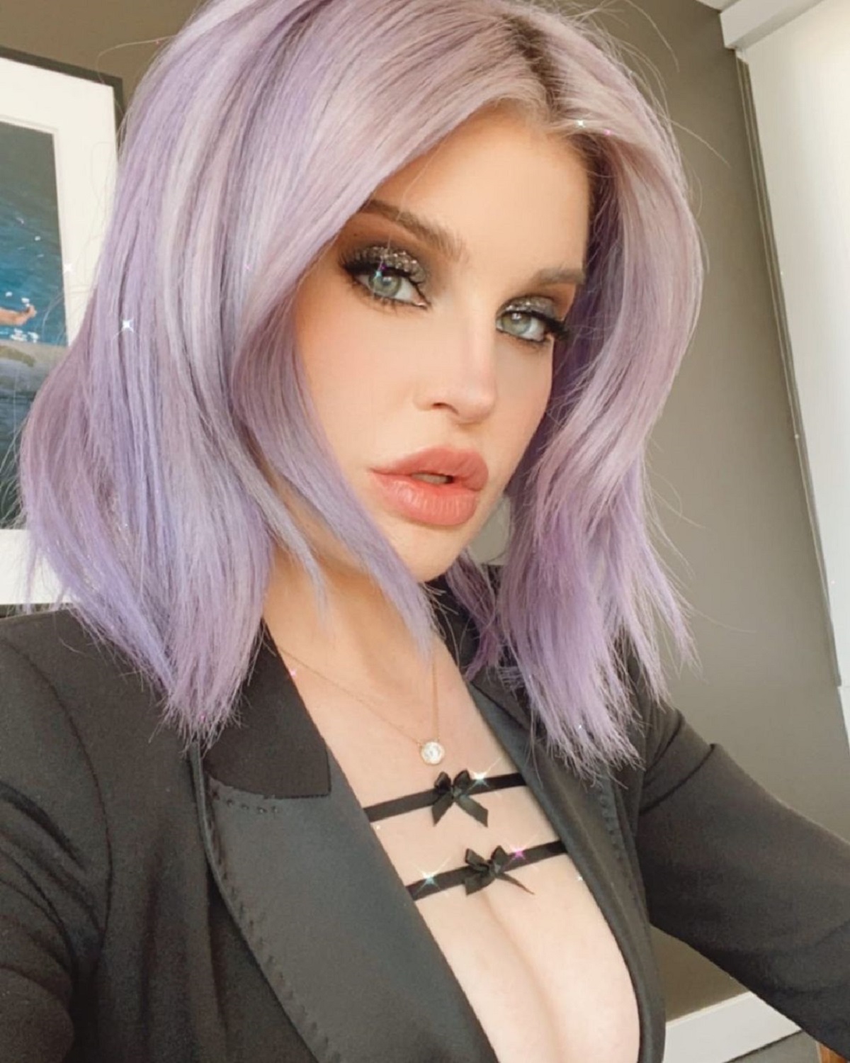 Kelly Osbourne cu părul violet într-o imagine postată pe rețelele sociale