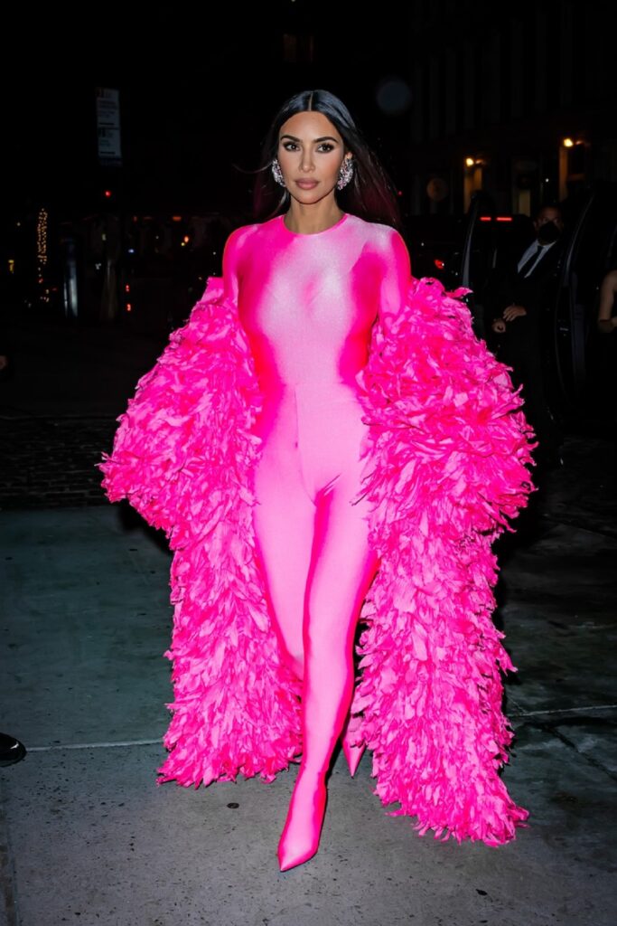 Kim Kardashian a făcut spectacol pe străzile din New York într-un costum mulat roz cu o pelerină roz din pene