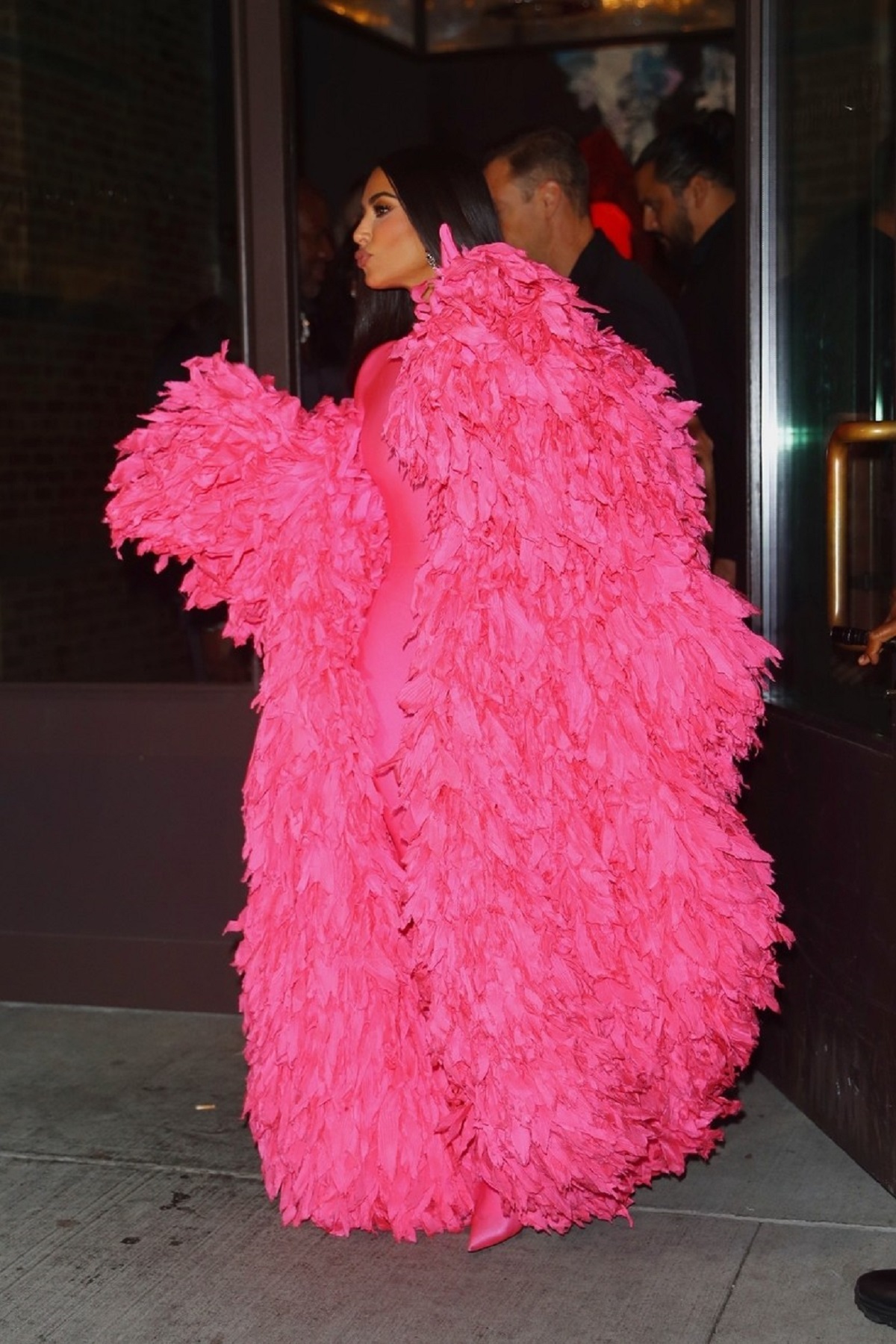 Kim Kardashian într-un palton roz din pene pe străzile din New York