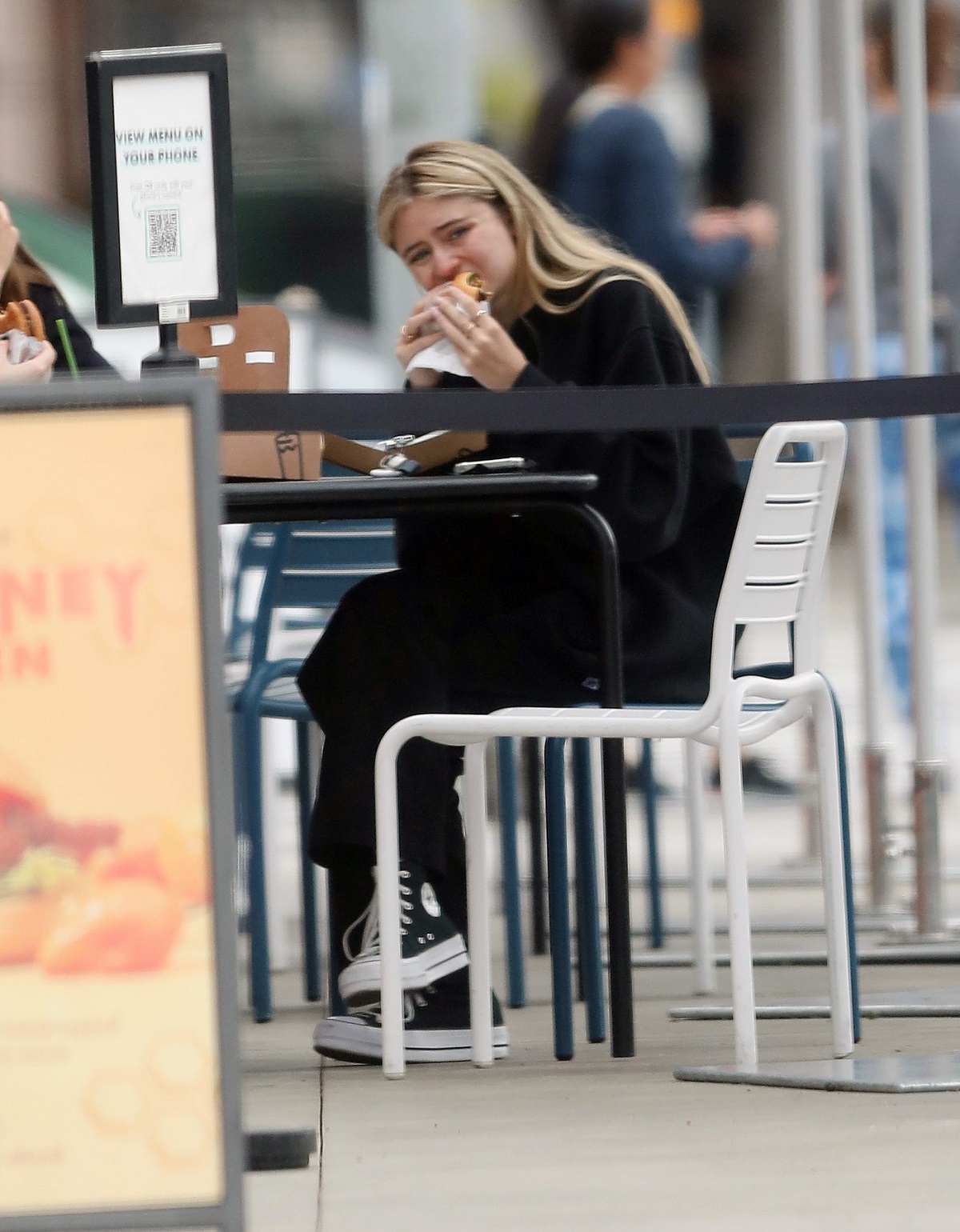 Leni Klum a atras privirile tuturor atunci când a fost surprinsă mâncând un burger
