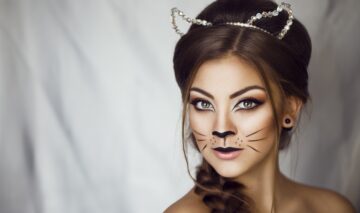 O femeie frumoasă cu un look de felină după ce a aplicat unul din acele machiaje de Halloween
