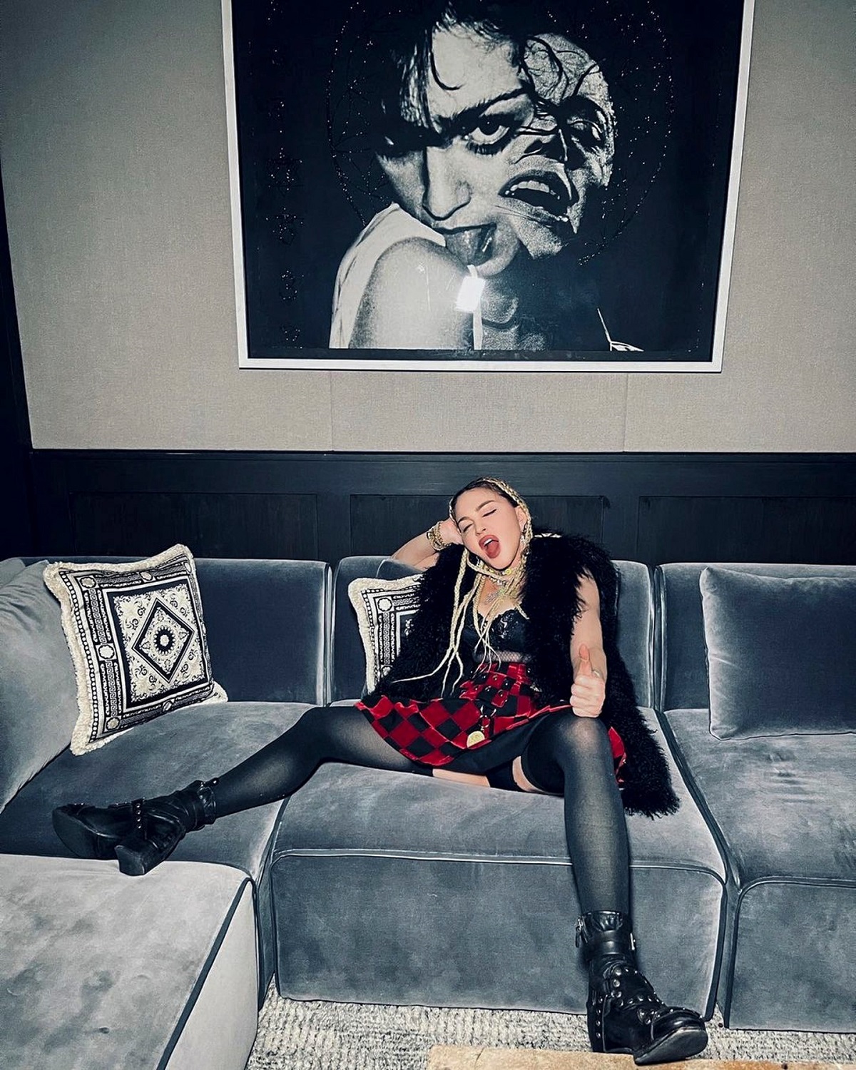 Madonna a purtat o fustă scurtă roșie și s-a pozat pe o canapea