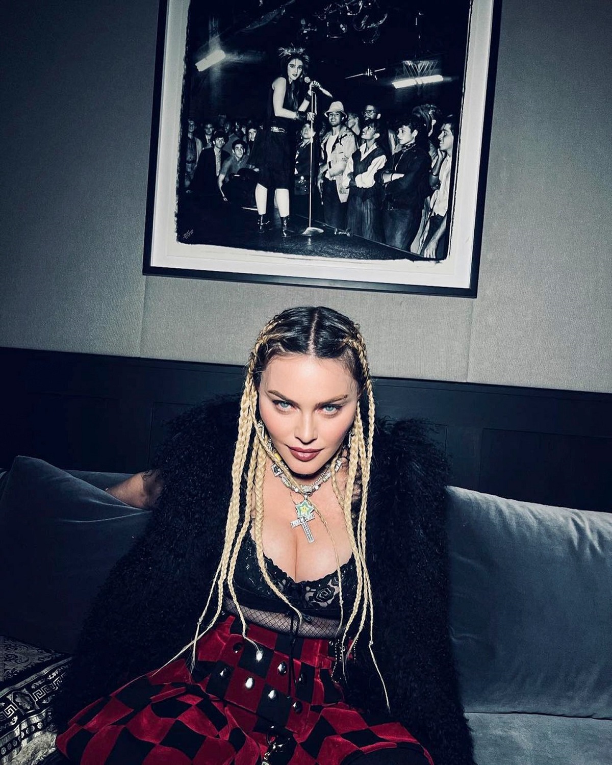 Madonna a purtat o fustă scurtă roție în carouri și s-a pozat pe o canapea gri