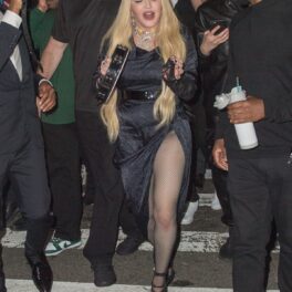 Madonna a făcut spectacol pe străzile din New York într-o ținută neagră alături de fanii săi