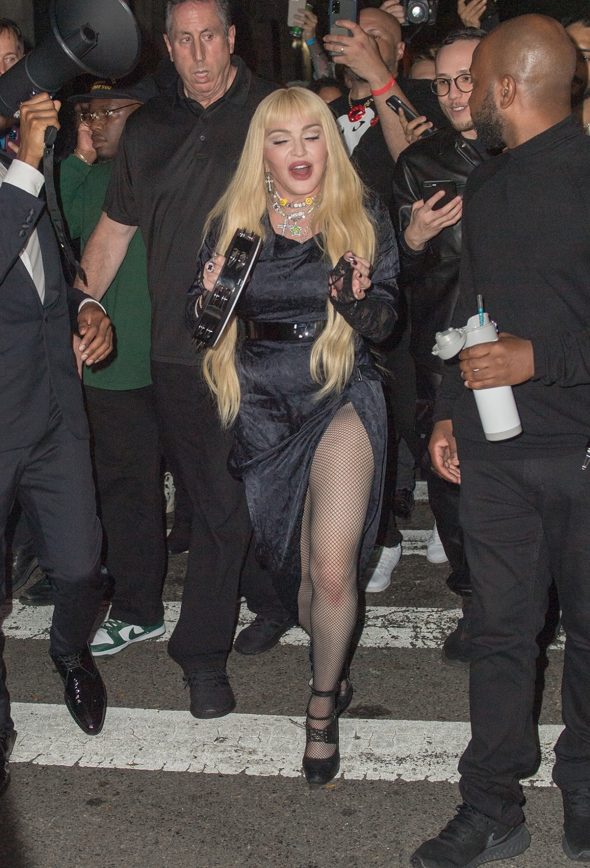 Madonna a făcut spectacol pe străzile din New York într-o ținută neagră alături de fanii săi