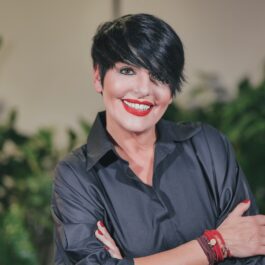 Concurenta Patrizia Paglieri purtând o cămașă neagră la interviul pentru CaTine.ro despre experineța Asia Express