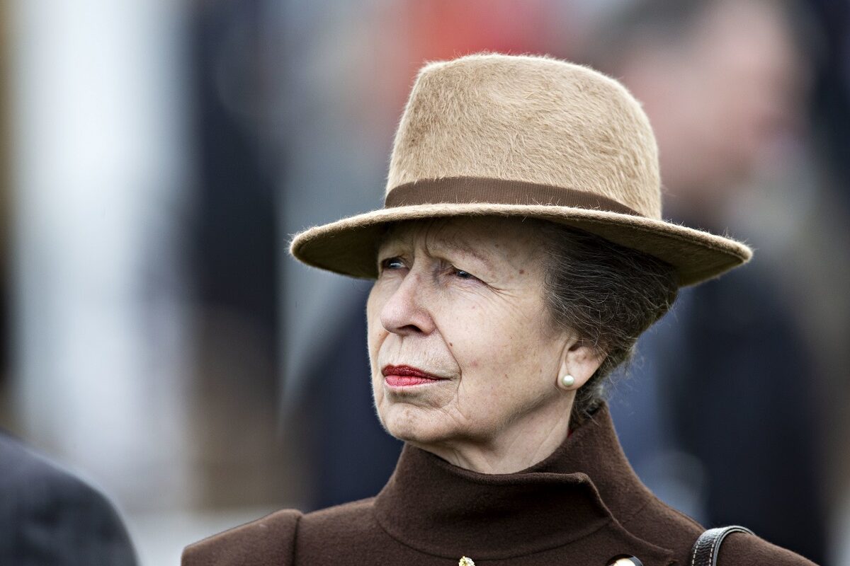 Prințesa Anne a fost prezentă la Festivalul Cheltenham, în 2020. Prințesa Anne a uimit într-o haină maro, asortată cu o pălărie bej