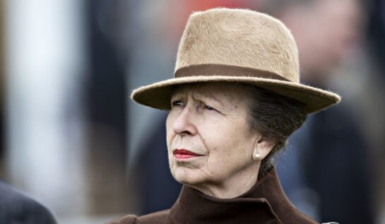 Prințesa Anne a fost prezentă la Festivalul Cheltenham, în 2020. Prințesa Anne a uimit într-o haină maro, asortată cu o pălărie bej