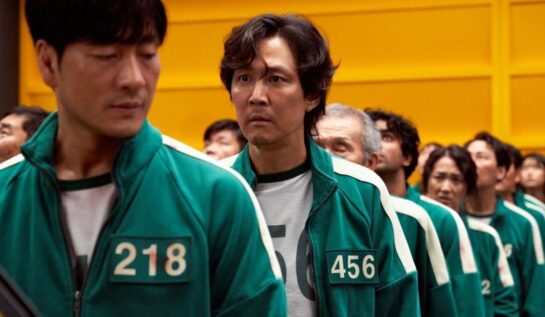 Actorul Lee Jung-Jaeîntr-un trening verde într-una din scenele explicate de regizorul serialullui Squid Game în timp ce îl interpretează pe jucătorul 456