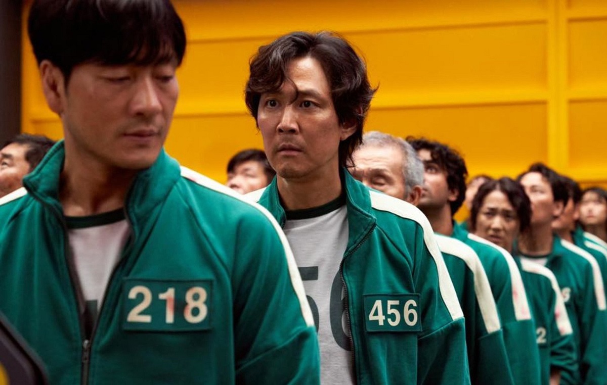Actorul Lee Jung-Jaeîntr-un trening verde într-una din scenele explicate de regizorul serialullui Squid Game în timp ce îl interpretează pe jucătorul 456