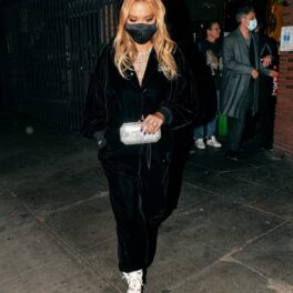 Rita Ora într-o ținută all black în timp ce poartă mască și părăsește un restaurant din Los Angeles