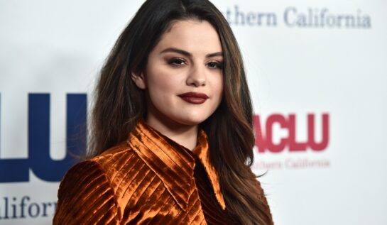 Selena Gomez a purtat un palton cu imprimeu floral. Cum a fost surprinsă câtăreața alături de prietenii săi