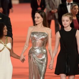 Angelina Jolie într-o rochie argintie de mînă cu Zahara și Shiloh Jolie- Pitt la premiera filmului Eternals din Roma