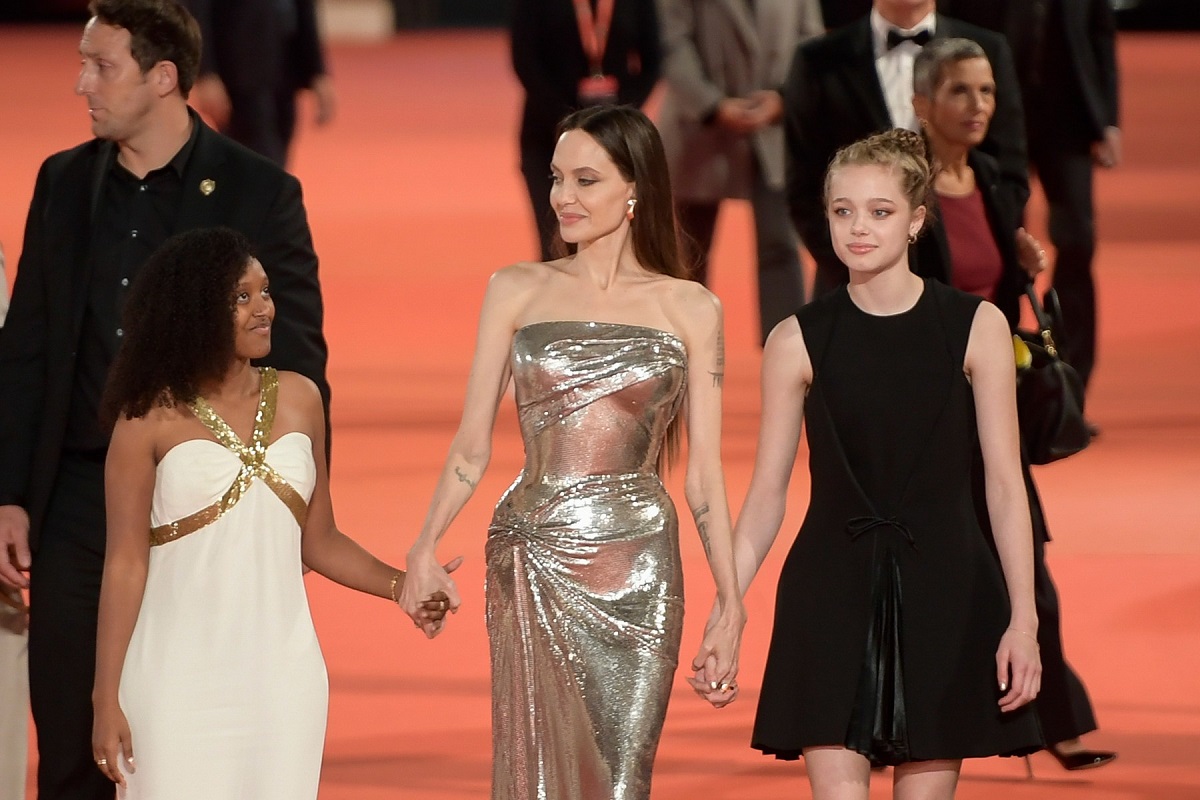 Angelina Jolie într-o rochie argintie de mînă cu Zahara și Shiloh Jolie- Pitt la premiera filmului Eternals din Roma