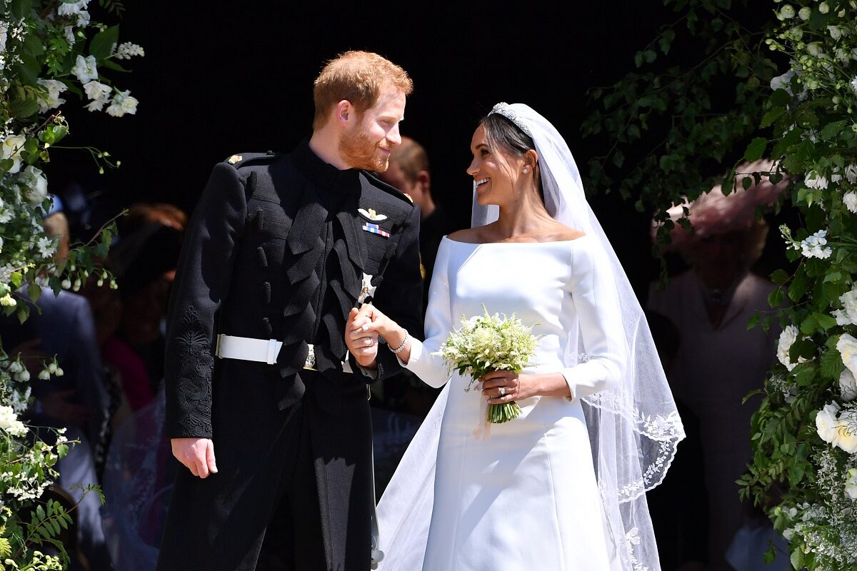 Meghan Markle în rochie de mireasă alături de Prințul Harry la costum la ceremonia lor de căsătorie