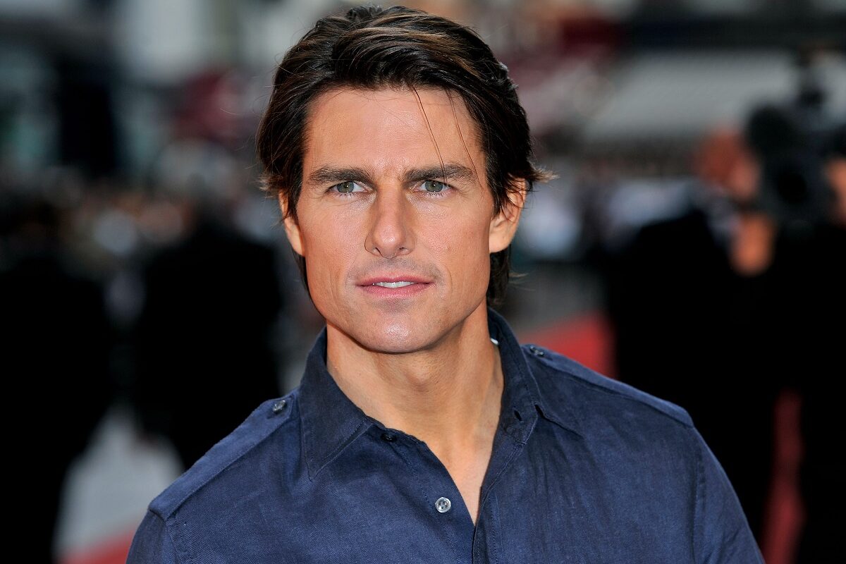 Portret al acoturlui Tom Cruise care poartă o comașă albastră și este de nerecunoscut
