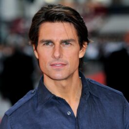 Portret al acoturlui Tom Cruise care poartă o comașă albastră și este de nerecunoscut