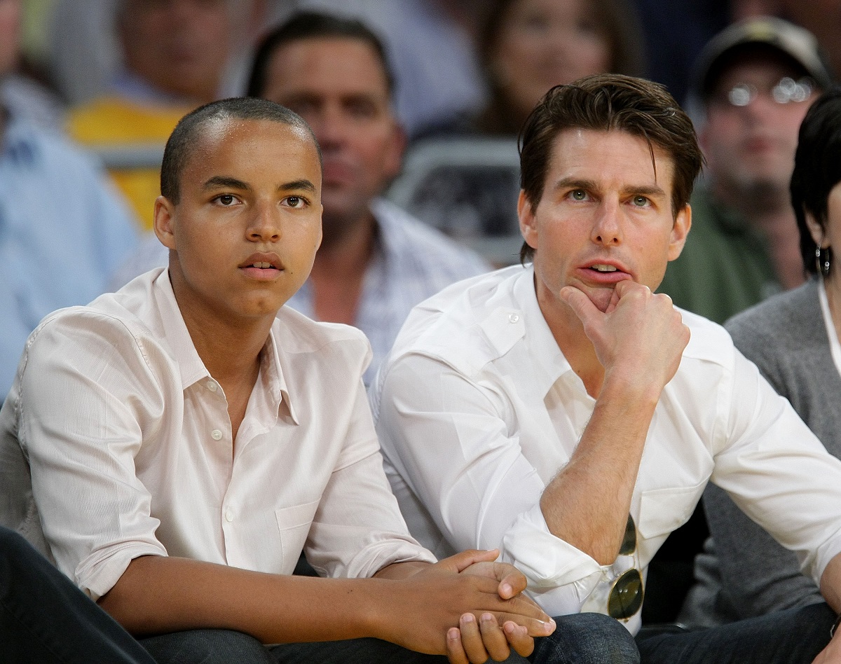 Tom Cruise alături de fiul său, Connor Cruise în timp ce prives împreună un meci de baschet în Los Angeles în 2009