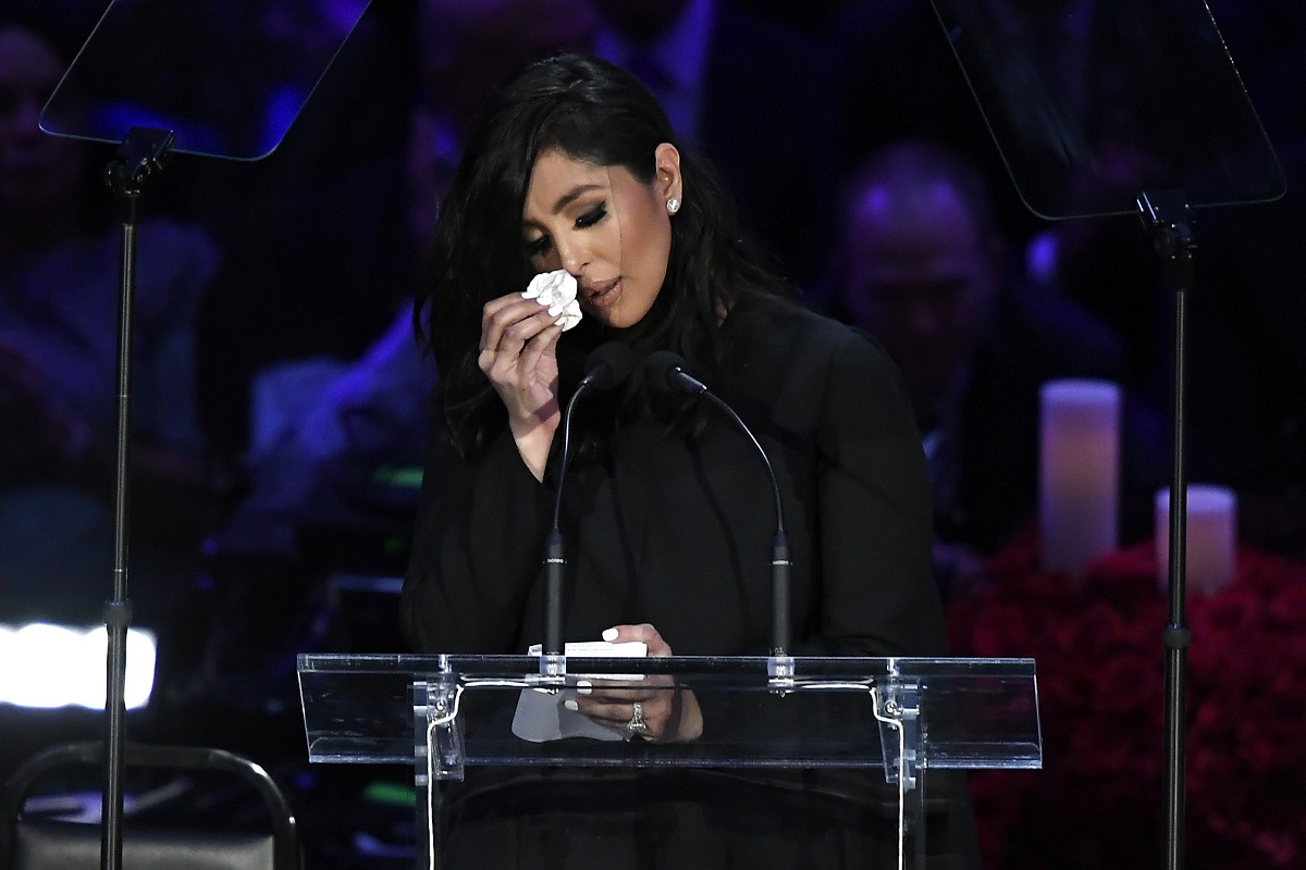 Vanessya Bryant în timp ce își șterge lacrimile după ce a povestit despre pierderea soțului său, Kobe Bryant