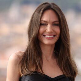 Angelina Jolie zâmbind la premiera filmului Eternals din Roma