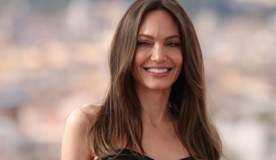 Angelina Jolie zâmbind la premiera filmului Eternals din Roma
