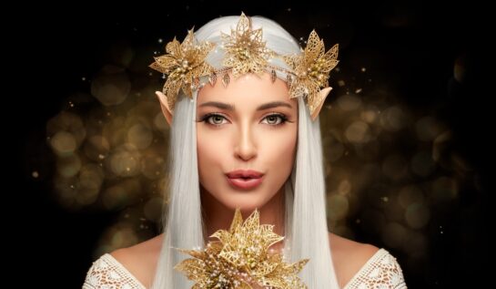 O femei frumoasă, zână, care paortă o coroniță de flori aurii și ține în mână un mănunchi de frunze aurii pentru a reprezenta cele trei zodii norocoase în ziua de 21 octombrie 2021