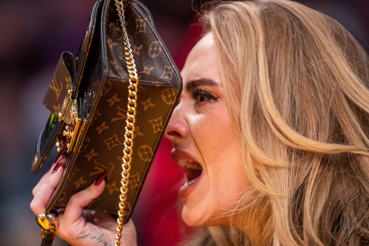 Adele, fotografiată în timp ce se ascunde în spatele unei genți de la brand de lux
