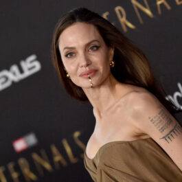 Angelina Jolie, pe covorul roșu, la premiera Eternals, fotografie portret