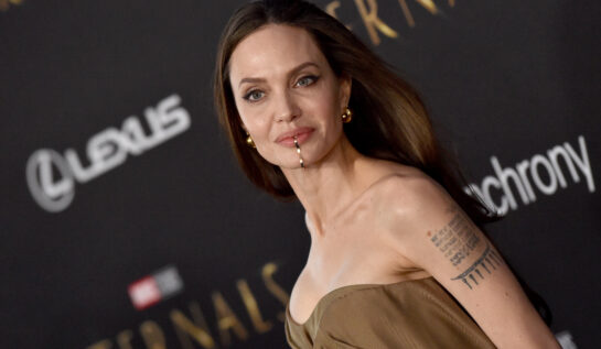 Angelina Jolie, pe covorul roșu, la premiera Eternals, fotografie portret