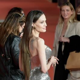 Angelina Jolie cu spatele pe covorul roșu la premiera filmului Eternals din Roma