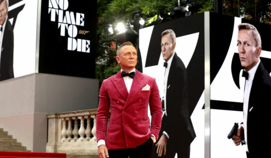Daniel Craig, la premiera No Time to Die, îmbrăcat într-un sacou roșu