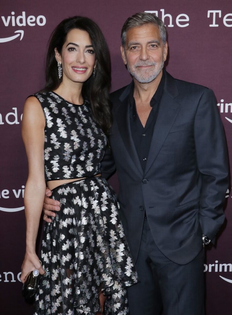 George și Amal Clooney la premiera The Tender Bar, octombrie 2021. George a purtat un costum negru, Amal poartă o rochie neaagră cu aplicații argintii