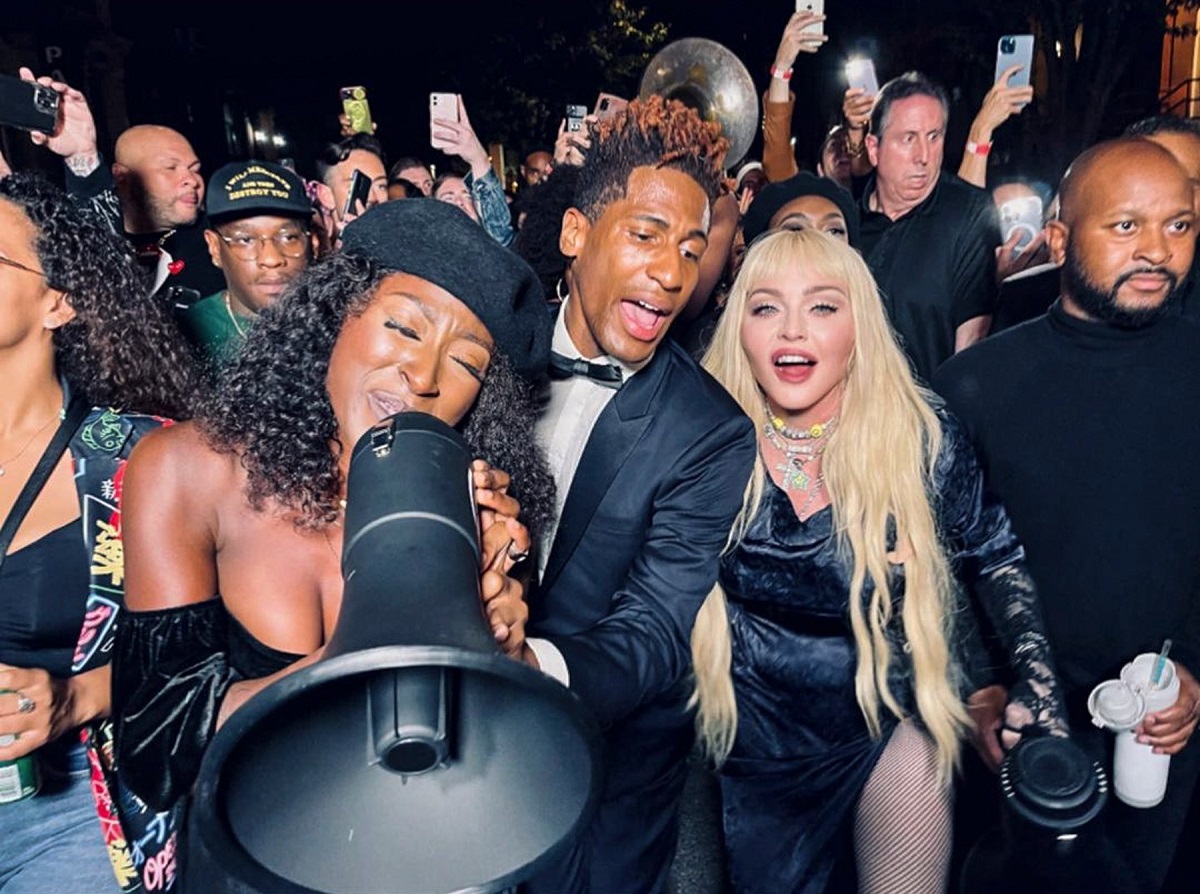 Madonna alături de fanii săi în timpul concertului de pe stradă
