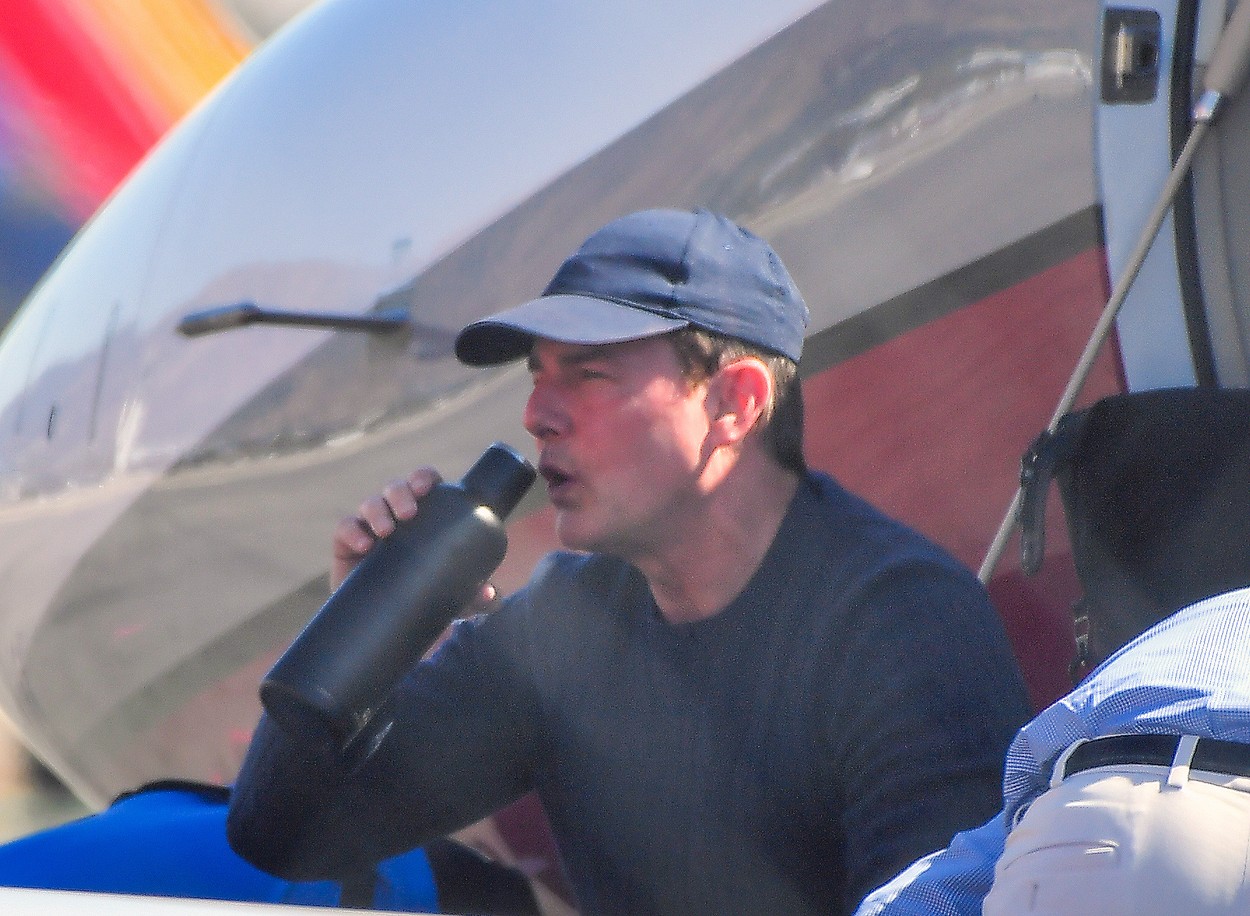 Tom Cruise, fotografiat în timp ce bea apă, după un zbor cu avionul