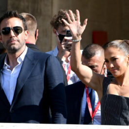 Jennifer Lopez și Ben Affleck, fotografiația la Festivalul de Film de la Veneția 2021, în timp ce fac cu mâna fanilor