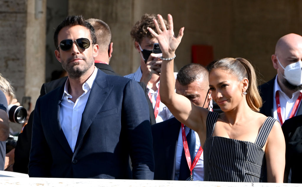 Jennifer Lopez și Ben Affleck, fotografiația la Festivalul de Film de la Veneția 2021, în timp ce fac cu mâna fanilor