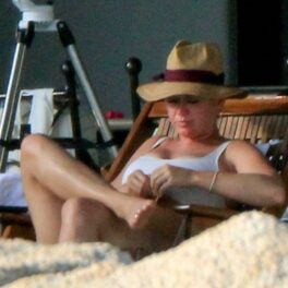 Katy Perry în timp ce se relaxează pe șezlong la plajă în vacanță în Mexic