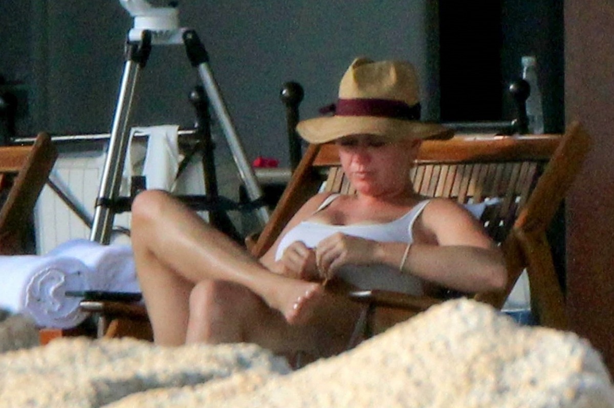 Katy Perry în timp ce se relaxează pe șezlong la plajă în vacanță în Mexic