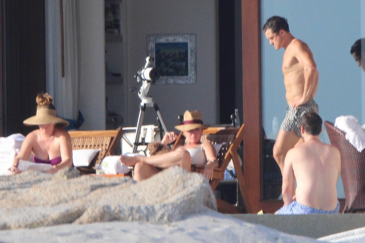 Katy Perry și Orlando Bloom în timp ce se relaxează pe plajă după ce au mers în vacanță în Mexic