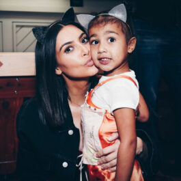 Kim Kardashian, alături de fiica sa, North west, la concertul Arianei Grande, în 2017