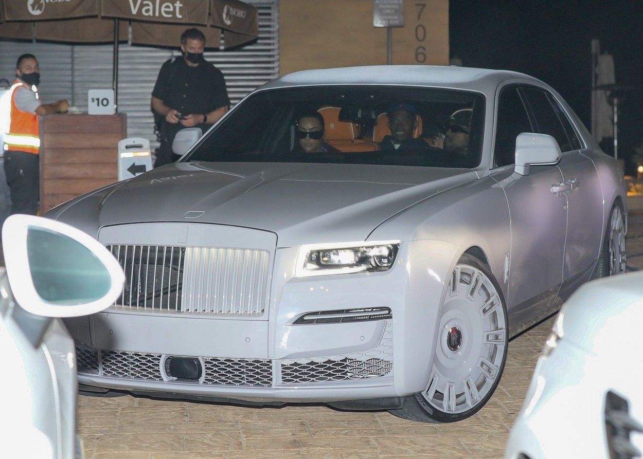 Kim Kardashian și Kanye West, împreună în mașină, la un restaurant celebru din Malibu