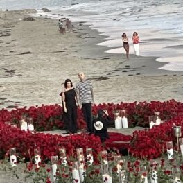 Travis Barker și Kourtney Kardashian, imagine de la cererea în căsătorie, pe plaja unui hotel din Montencito, înconjurați de trandafiri