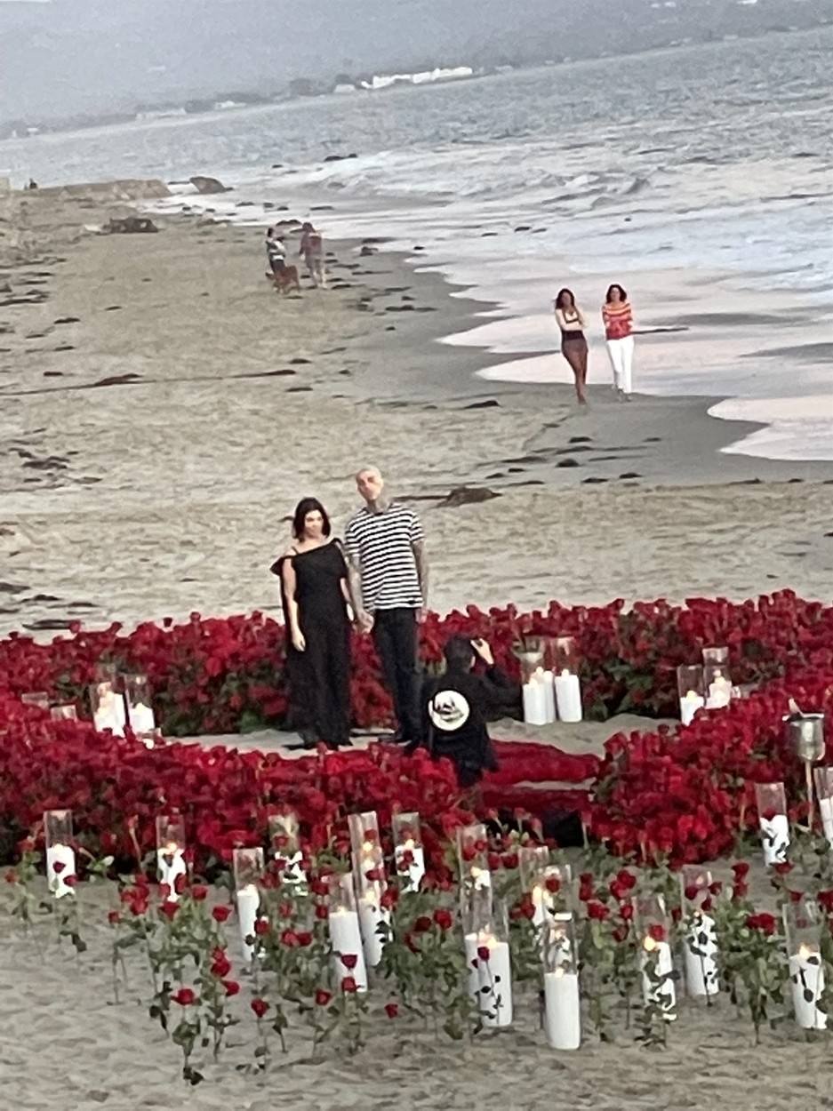 Travis Barker și Kourtney Kardashian, imagine de la cererea în căsătorie, pe plaja unui hotel din Montencito, înconjurați de trandafiri