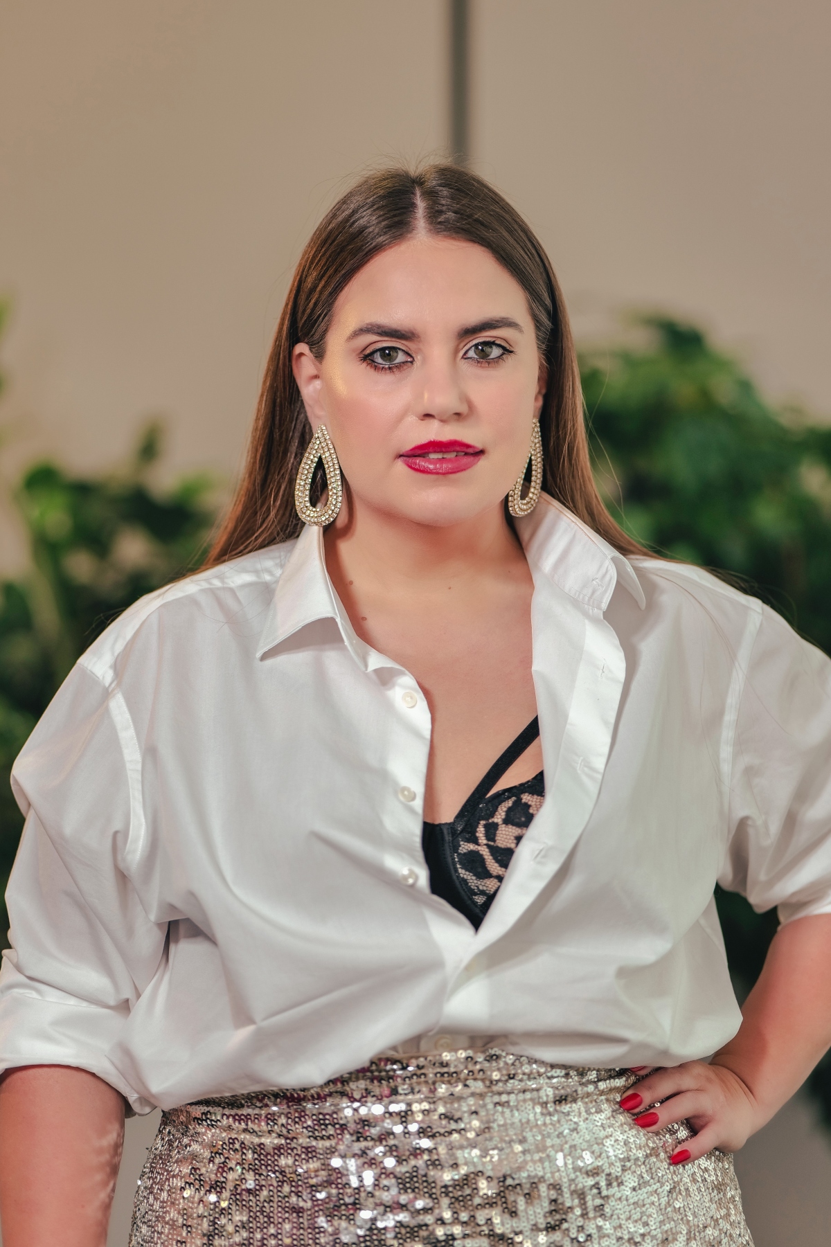 Lorelei Bratu, în cămașă albă, sexy, la interviul CaTine.ro